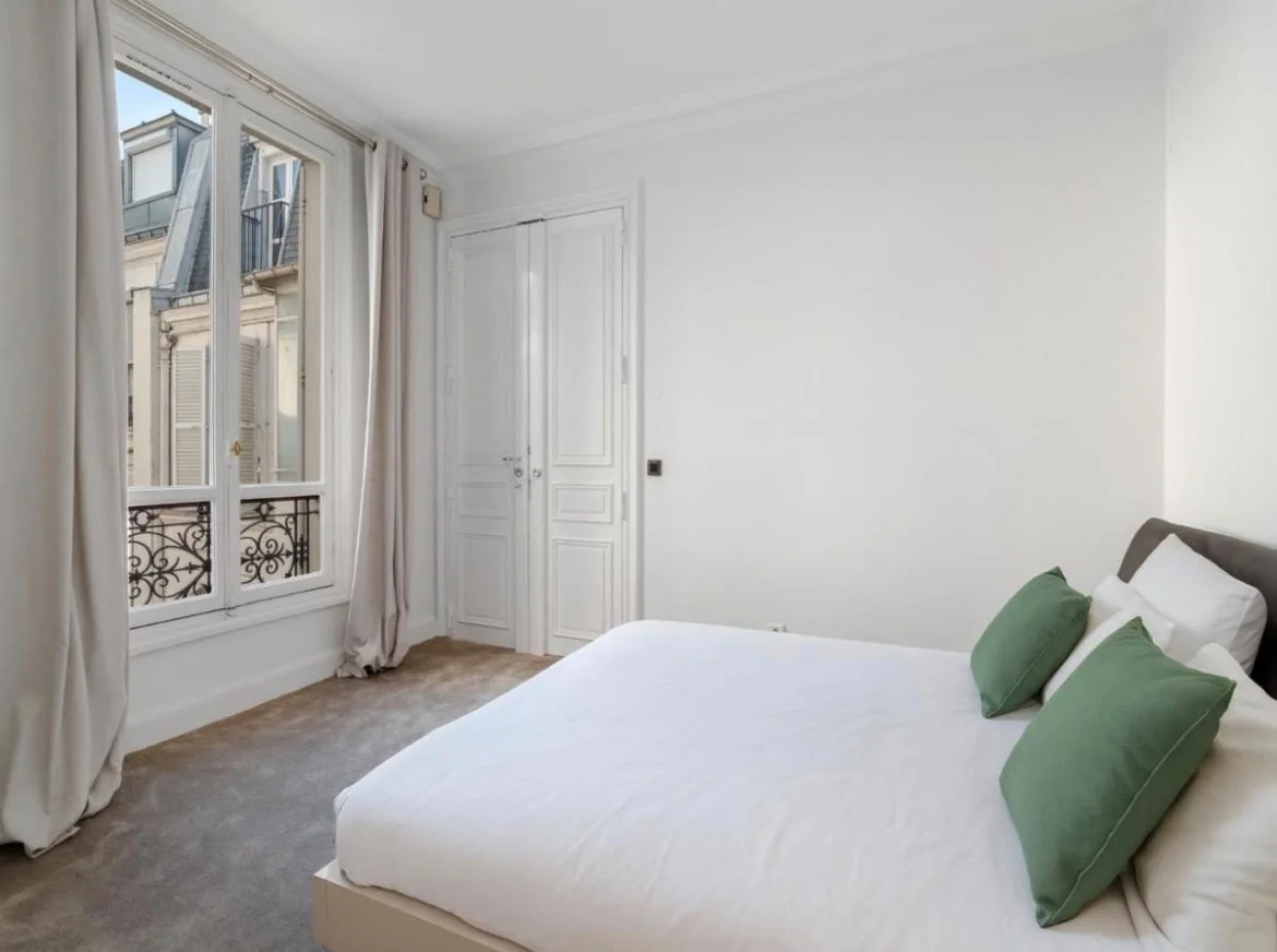 Bedroom in green tones
