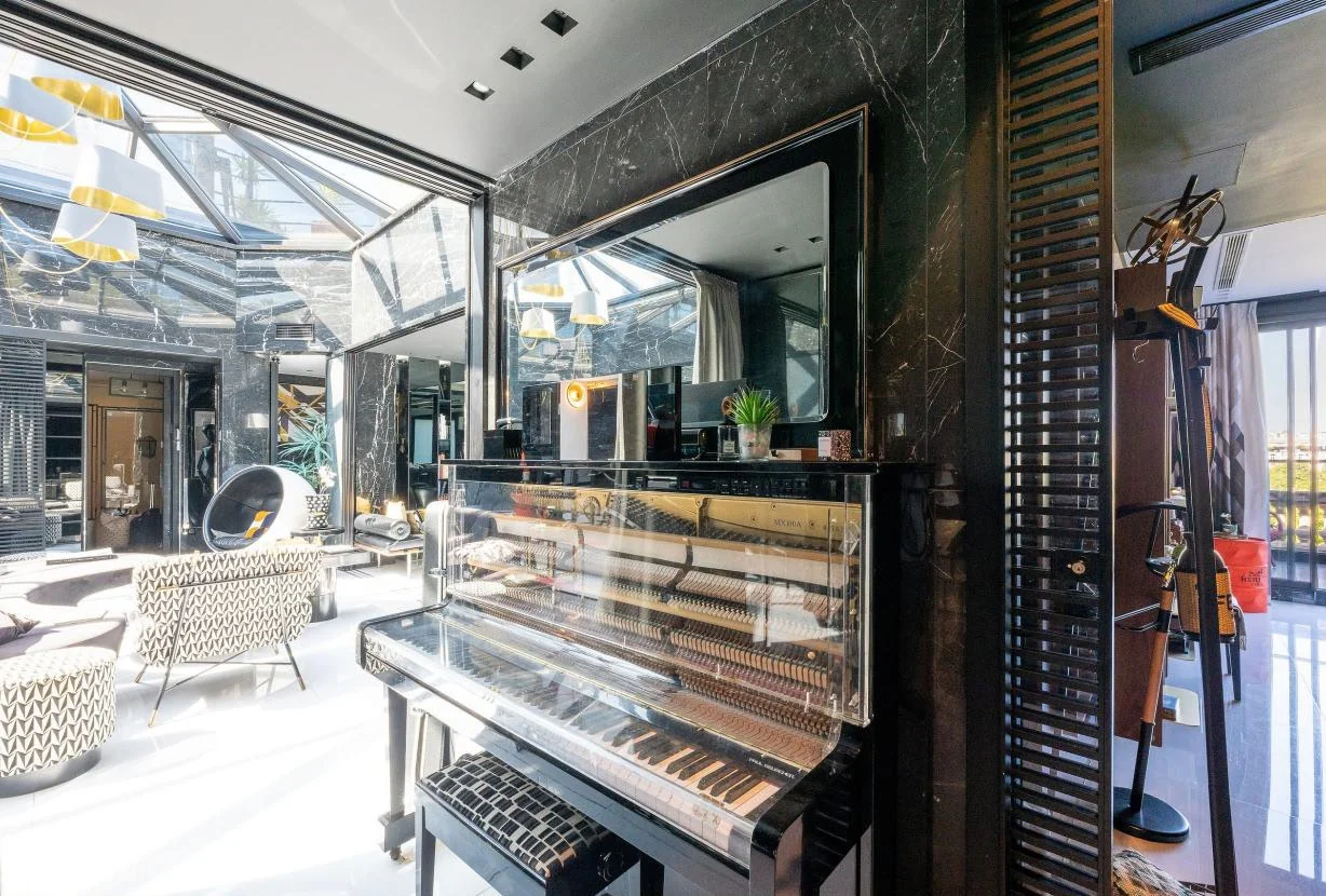 Lounge with grand piano