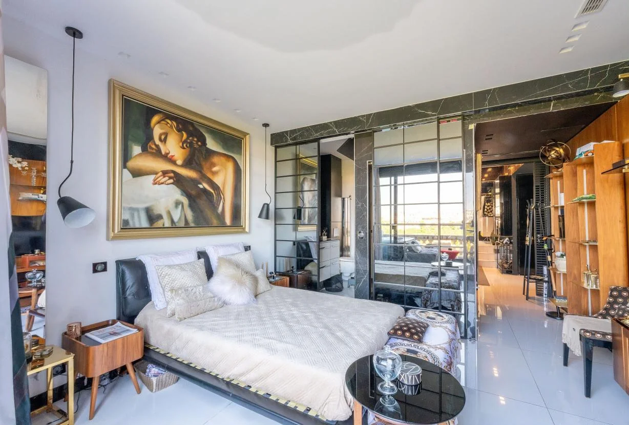 Suite with artworks