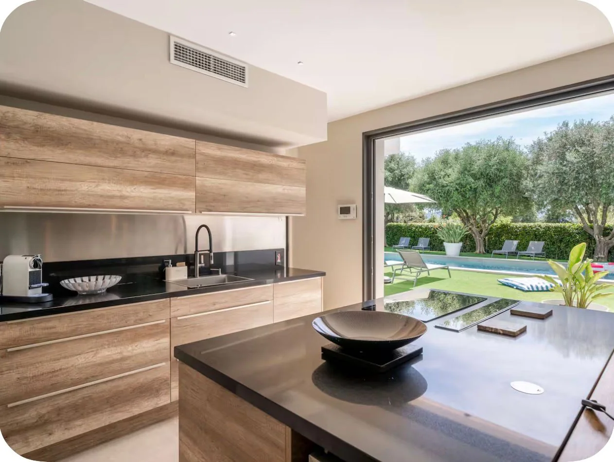 Open kitchen onto the garden