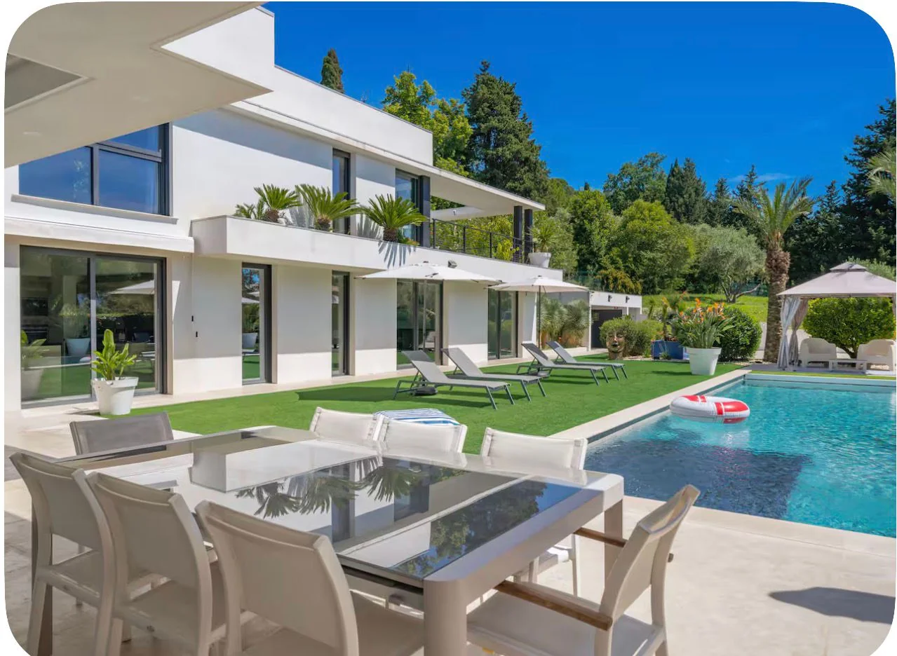 Terrace, dining table and pool
