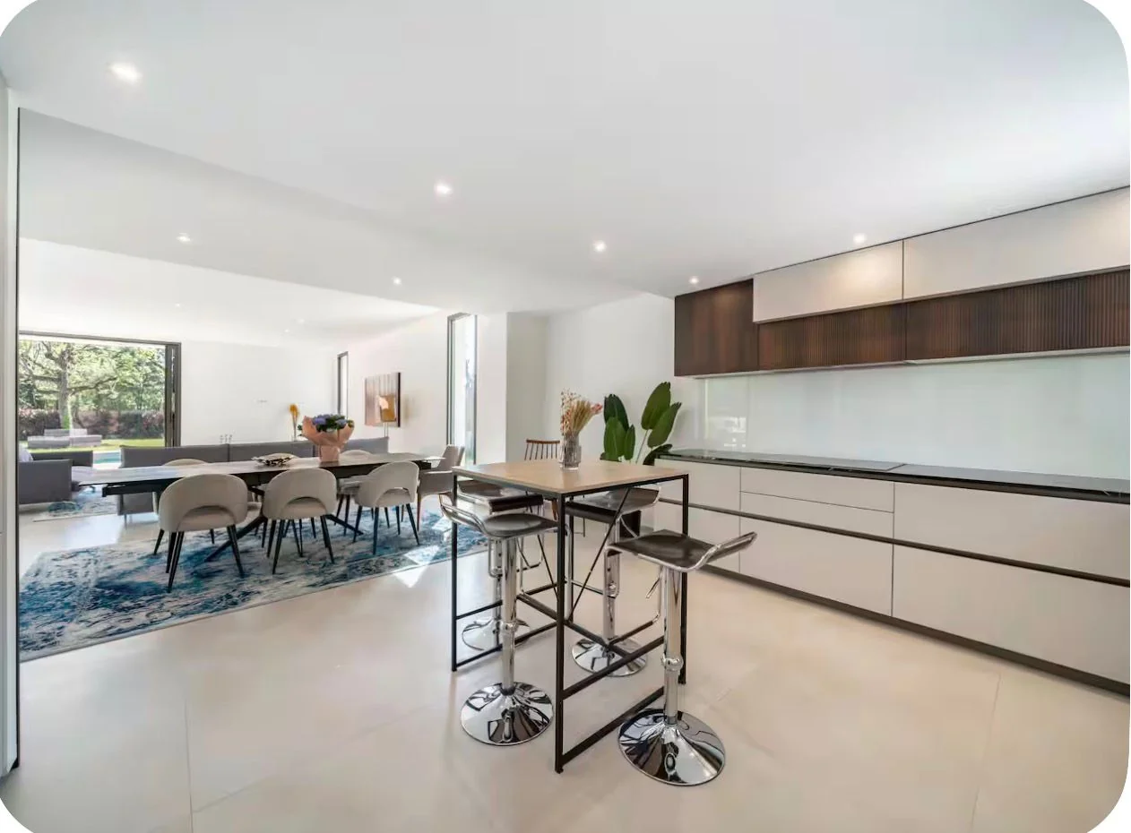 Kitchen, bar and terrace