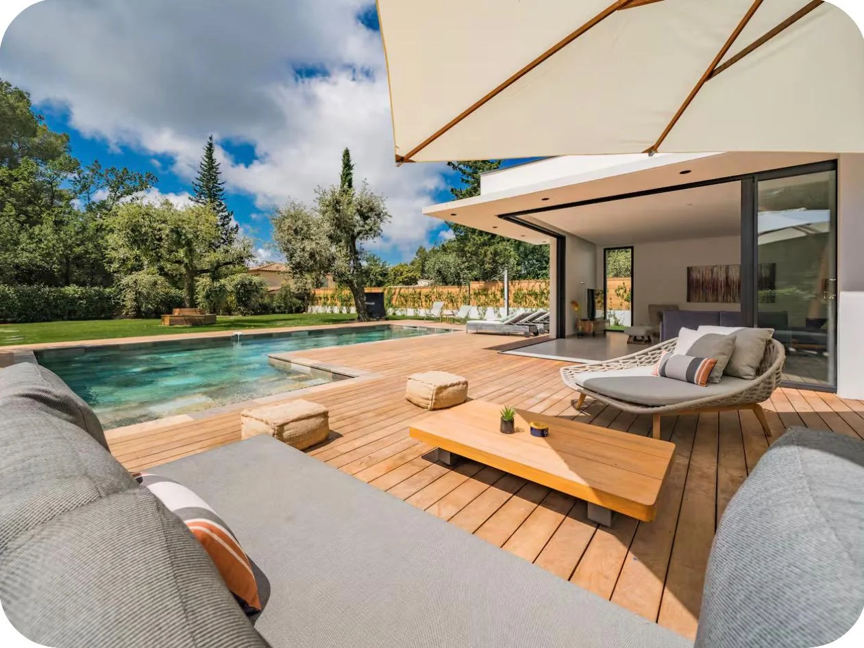 Living room opening onto the pool