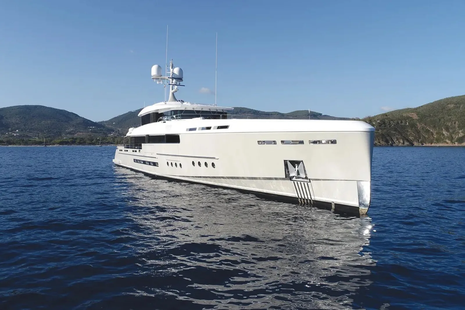 ENDEAVOUR 2 - yacht charter photo 3