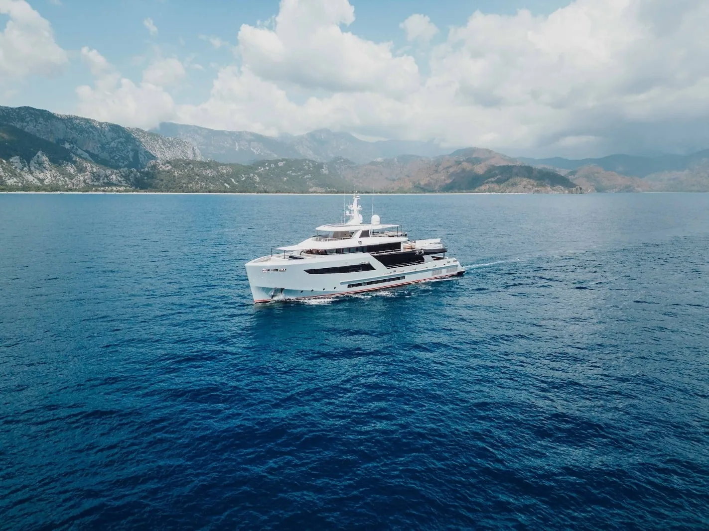 HEEUS - yacht charter photo 2