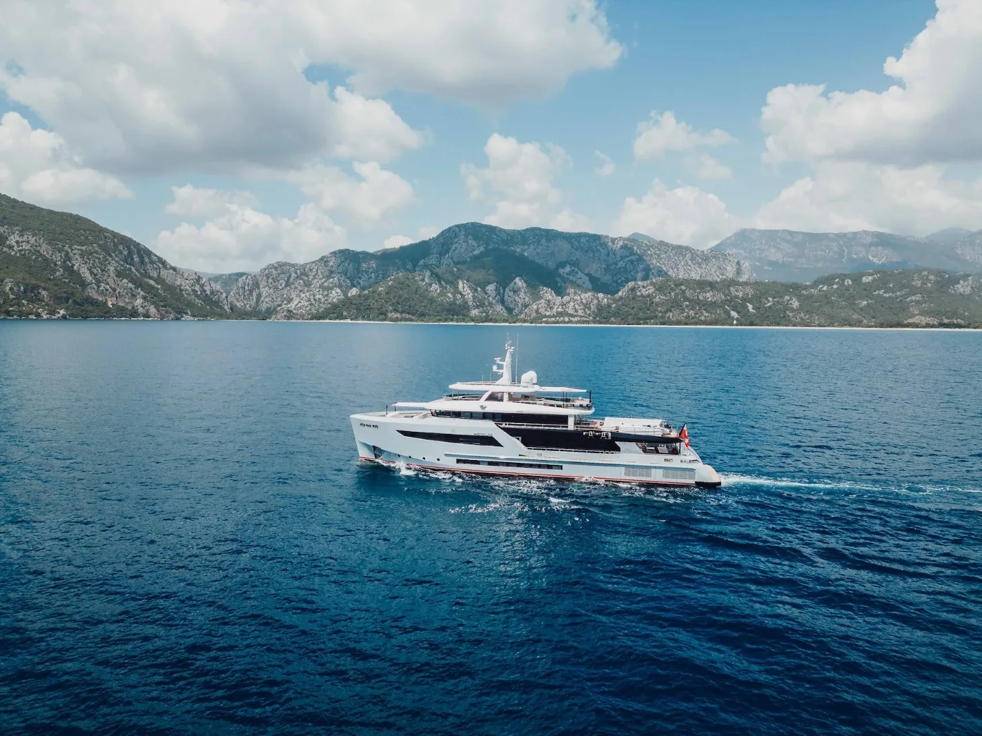 HEEUS - yacht charter photo 3