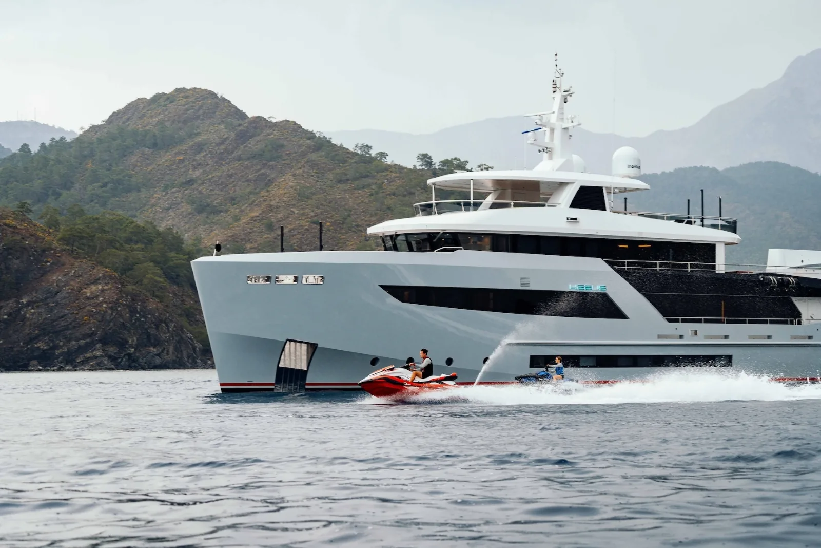 HEEUS - yacht charter photo 7