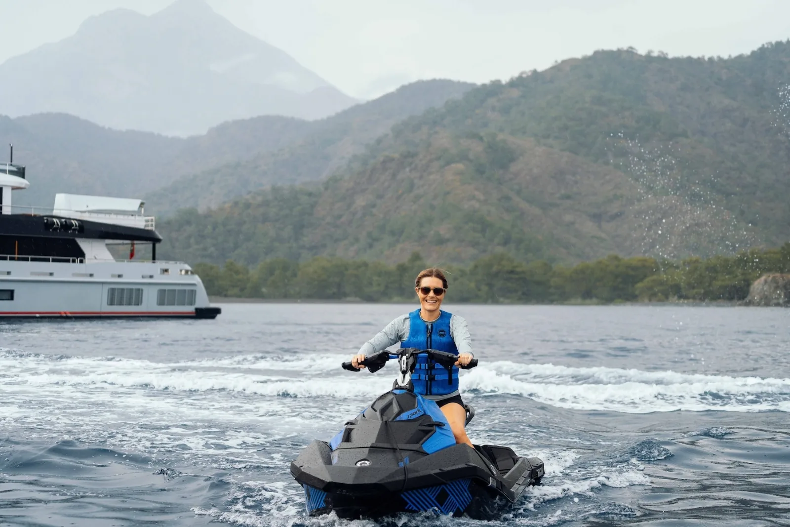 HEEUS - yacht charter photo 8