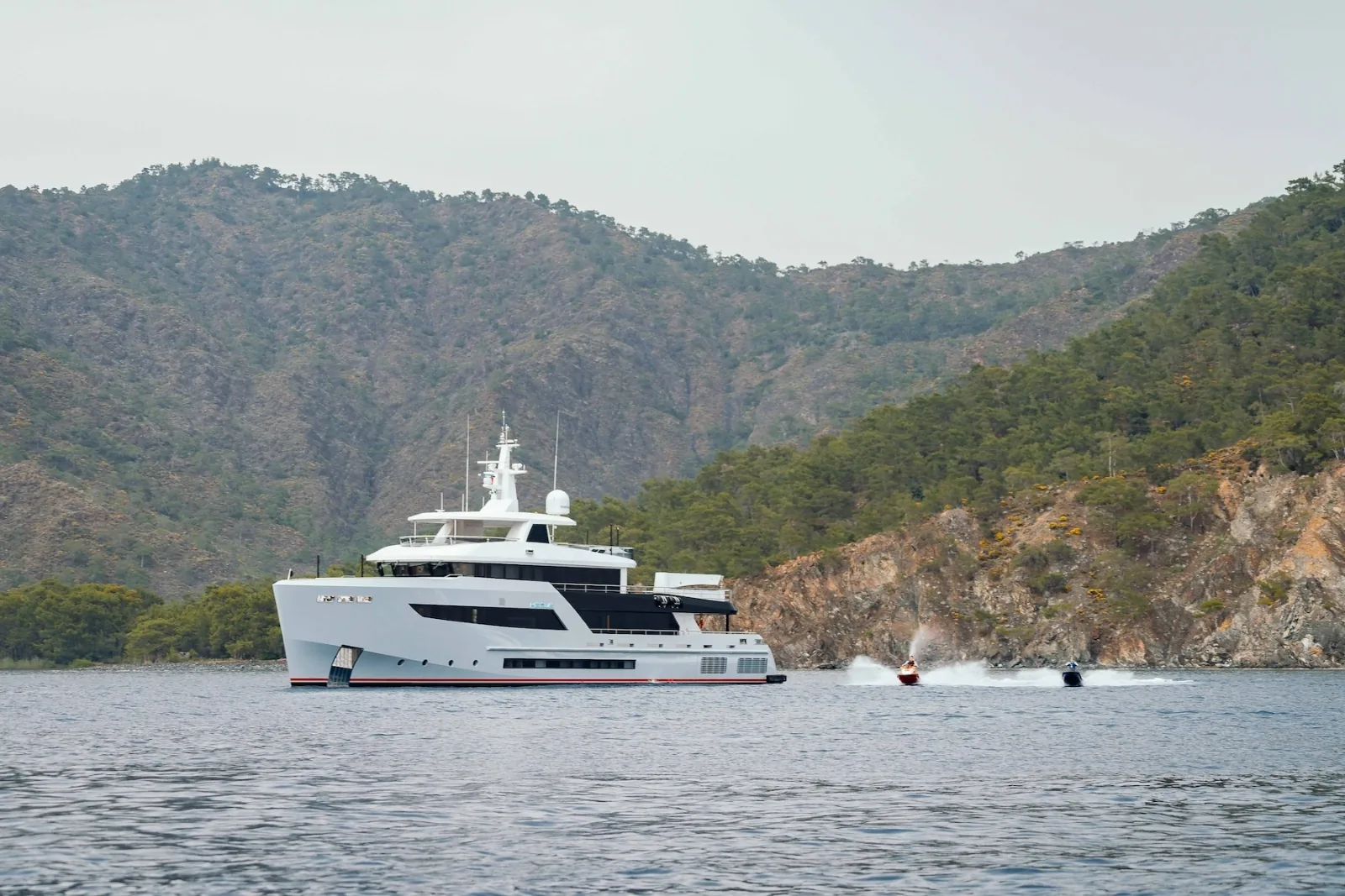 HEEUS - yacht charter photo 9