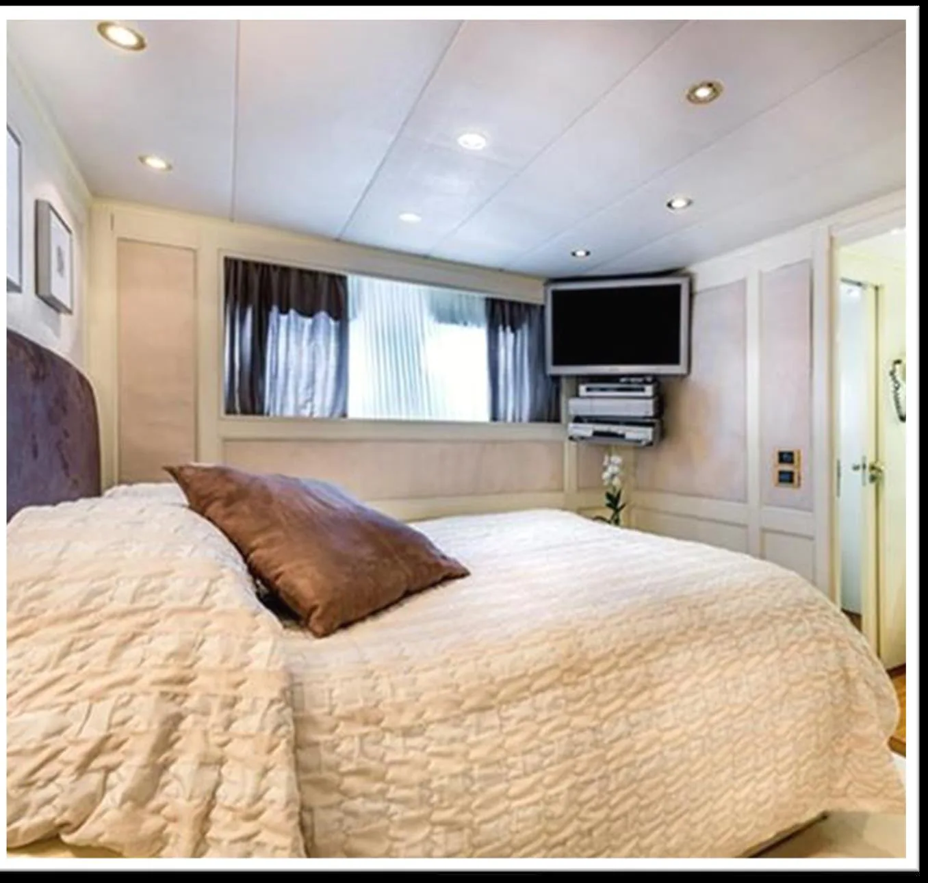 Jojo - yacht charter photo 10
