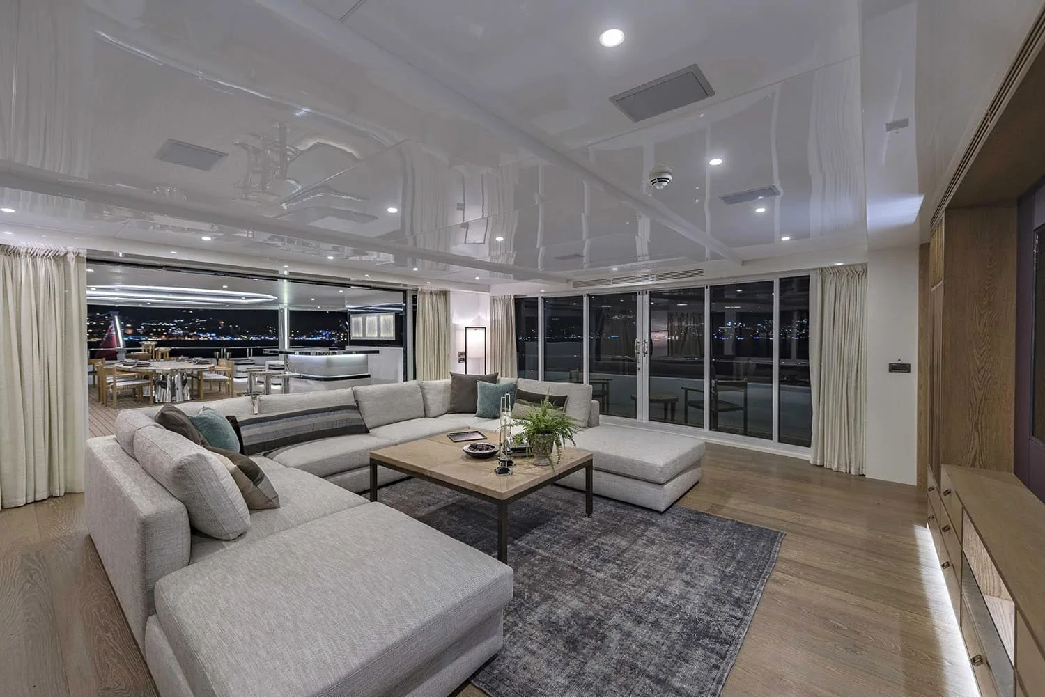 LIQUID SKY - yacht charter photo 12