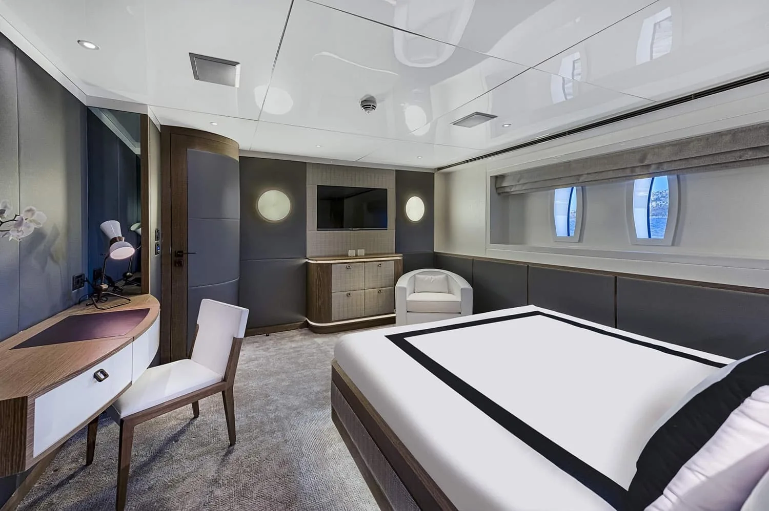 LIQUID SKY - yacht charter photo 17