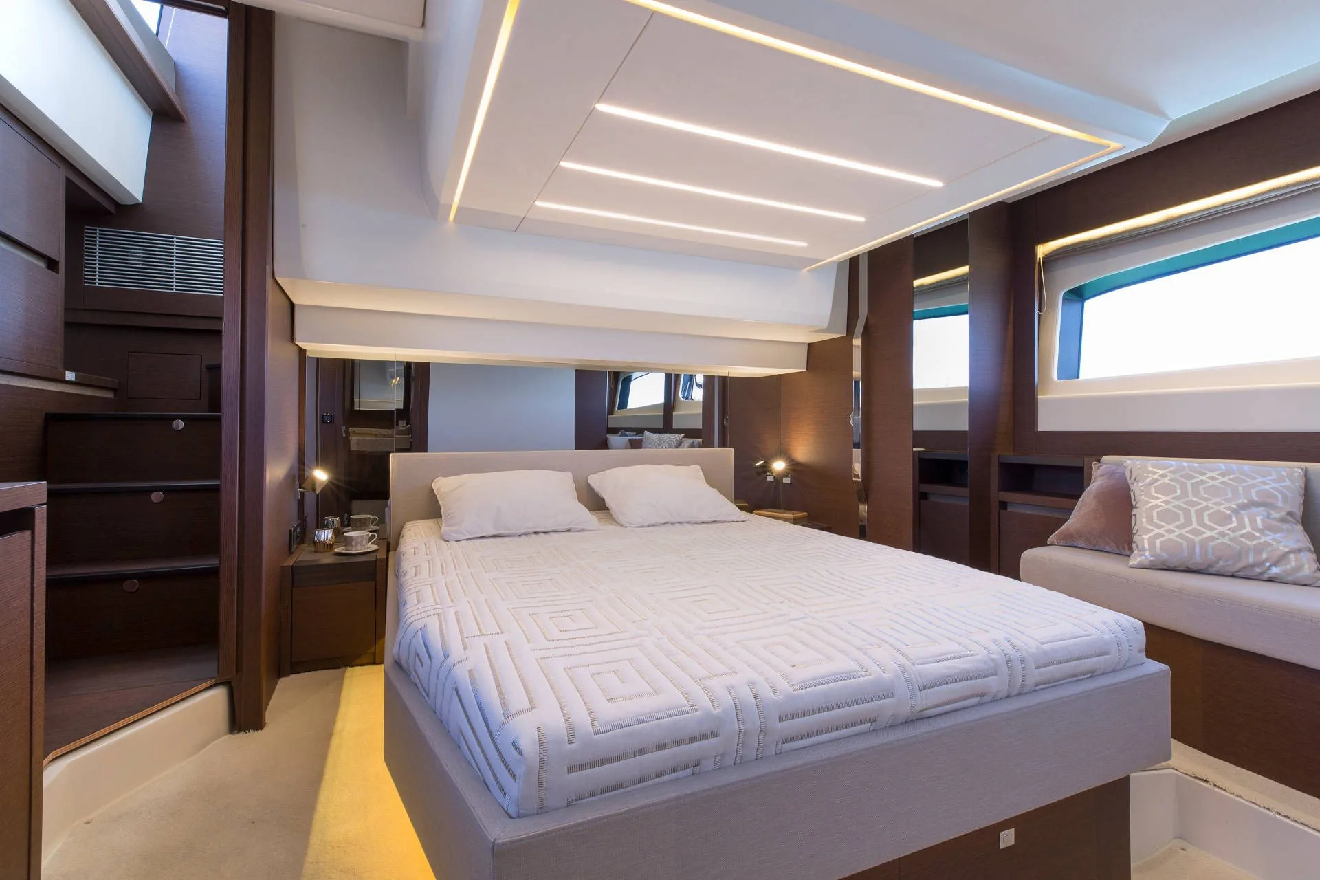 Prestige 520 Fly - yacht charter photo 6