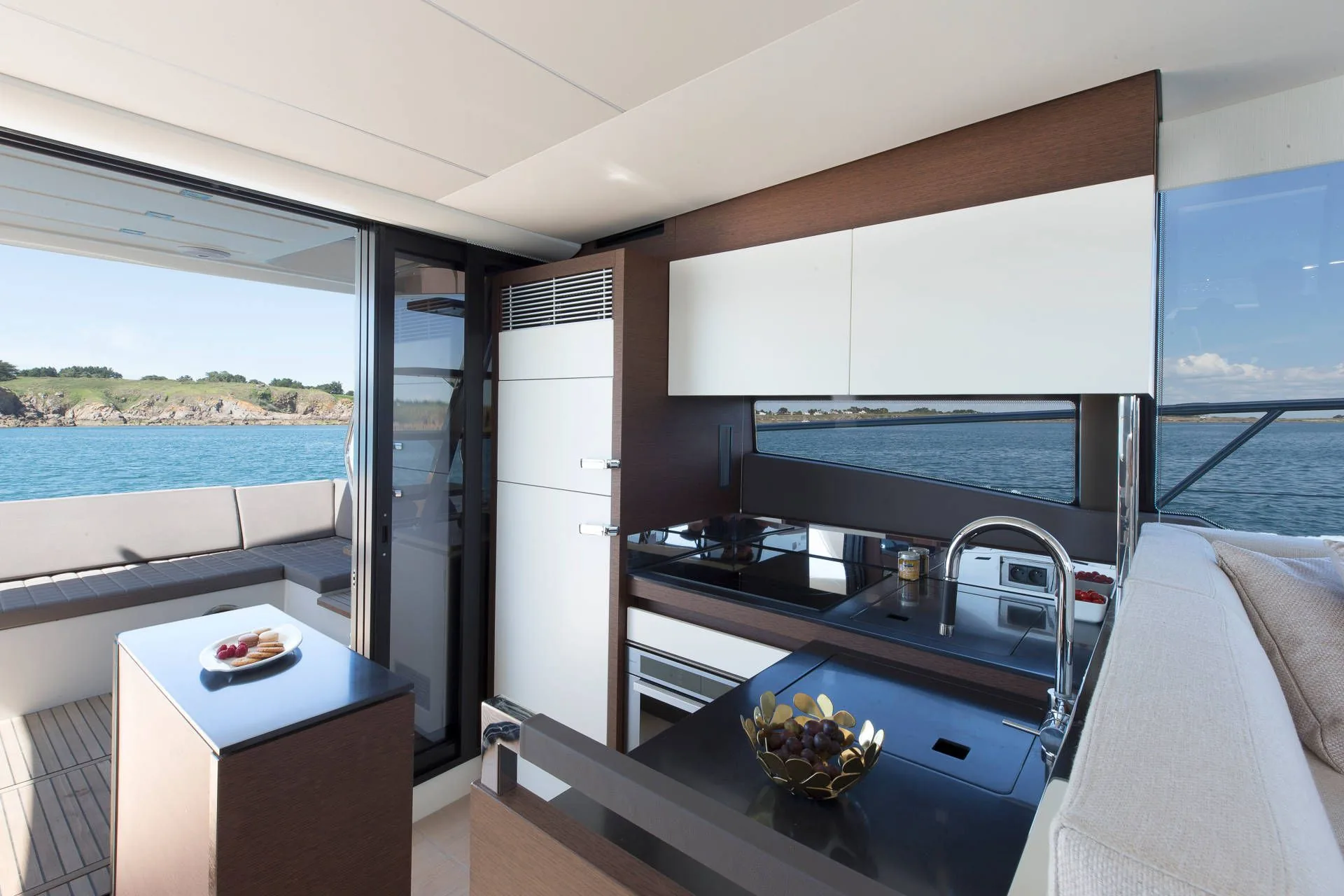 Prestige 520 Fly - yacht charter photo 8