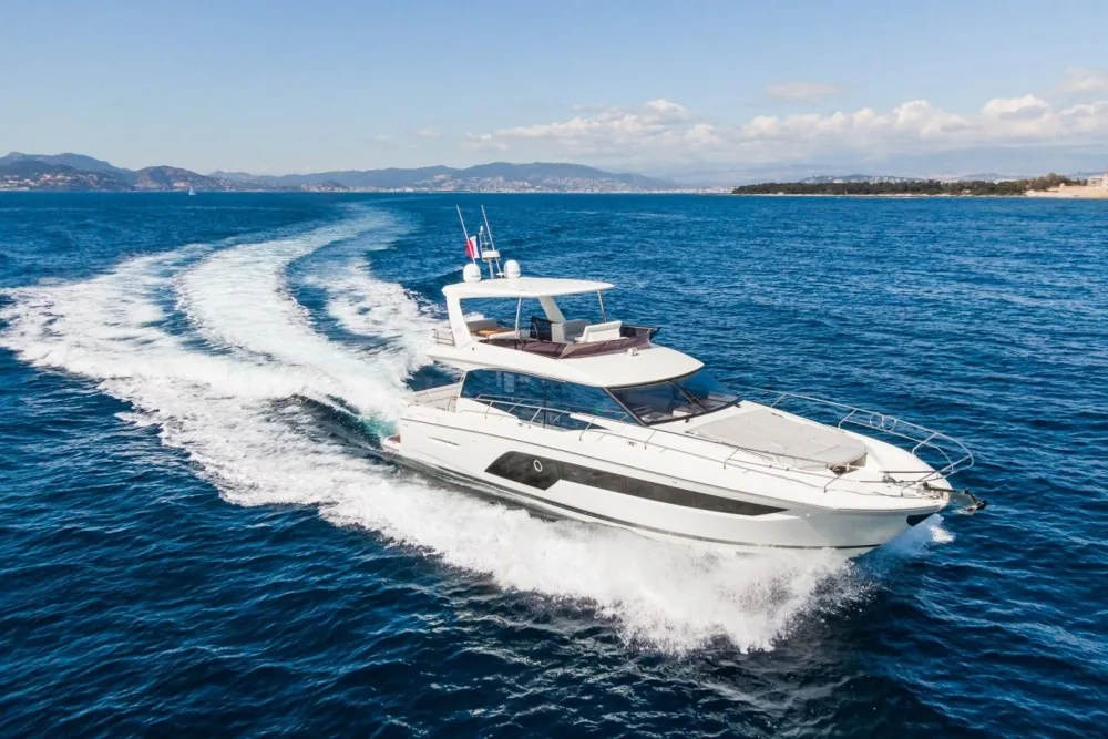 Prestige 590 - yacht charter photo 2