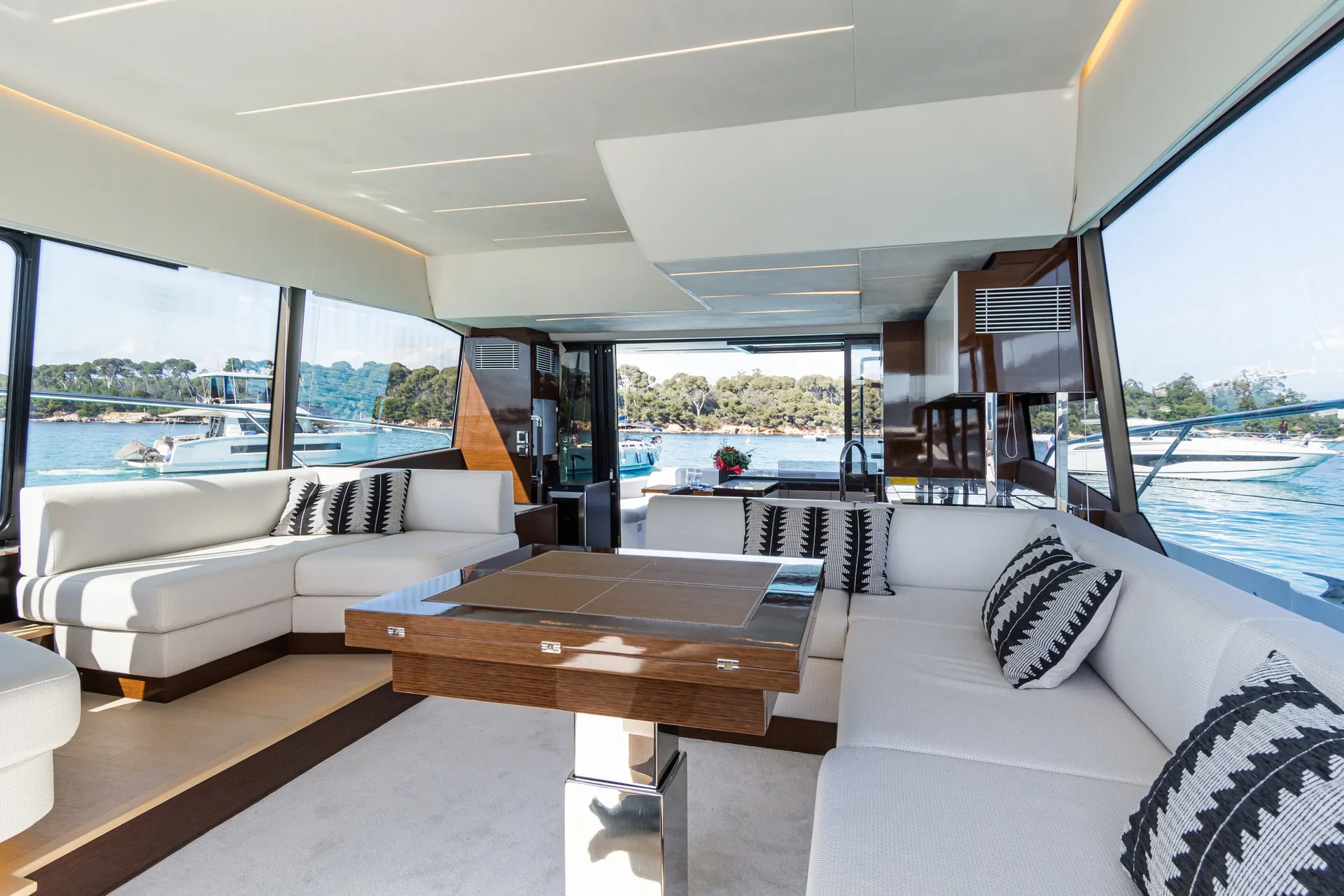 Prestige 590 - yacht charter photo 7