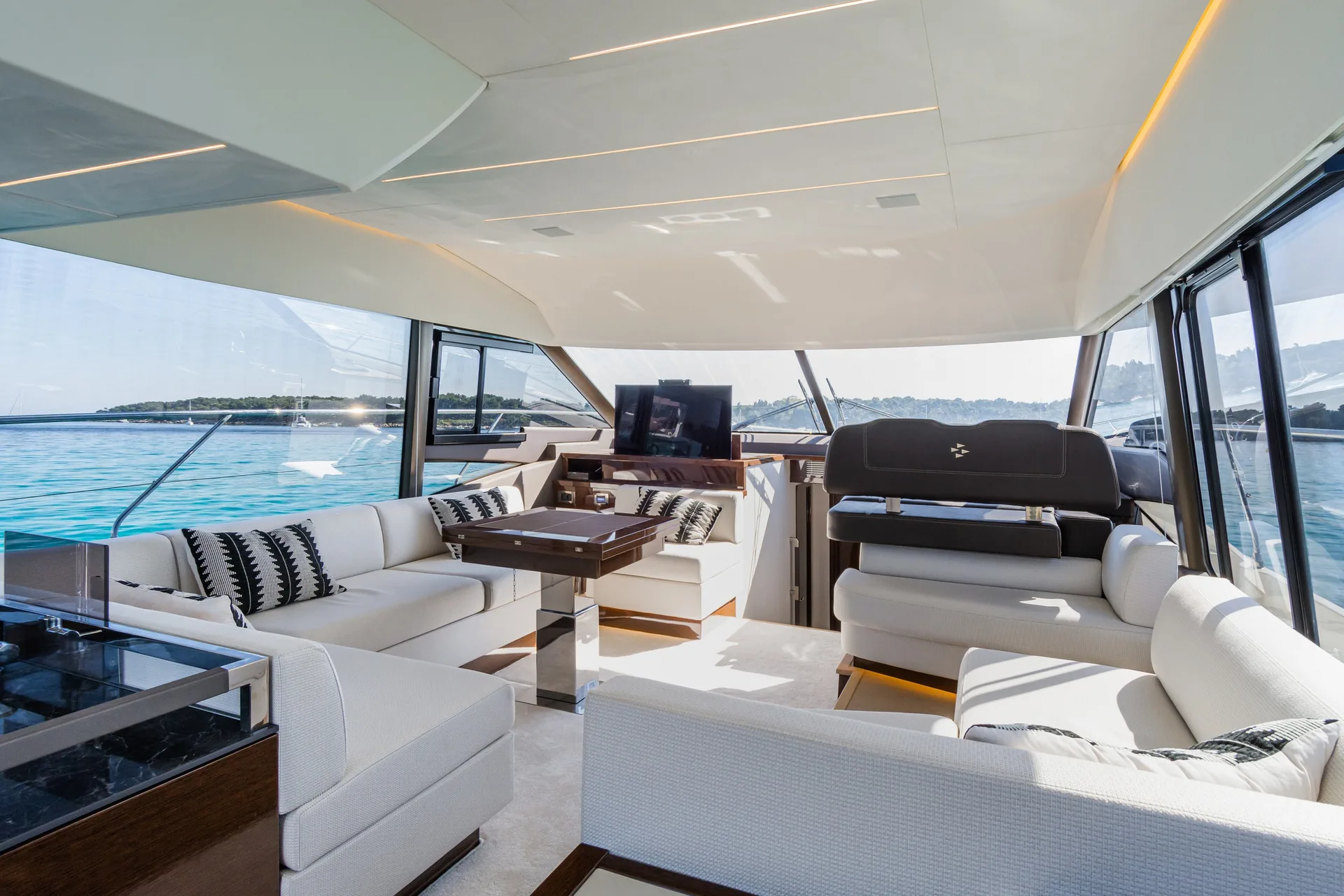 Prestige 590 - yacht charter photo 8