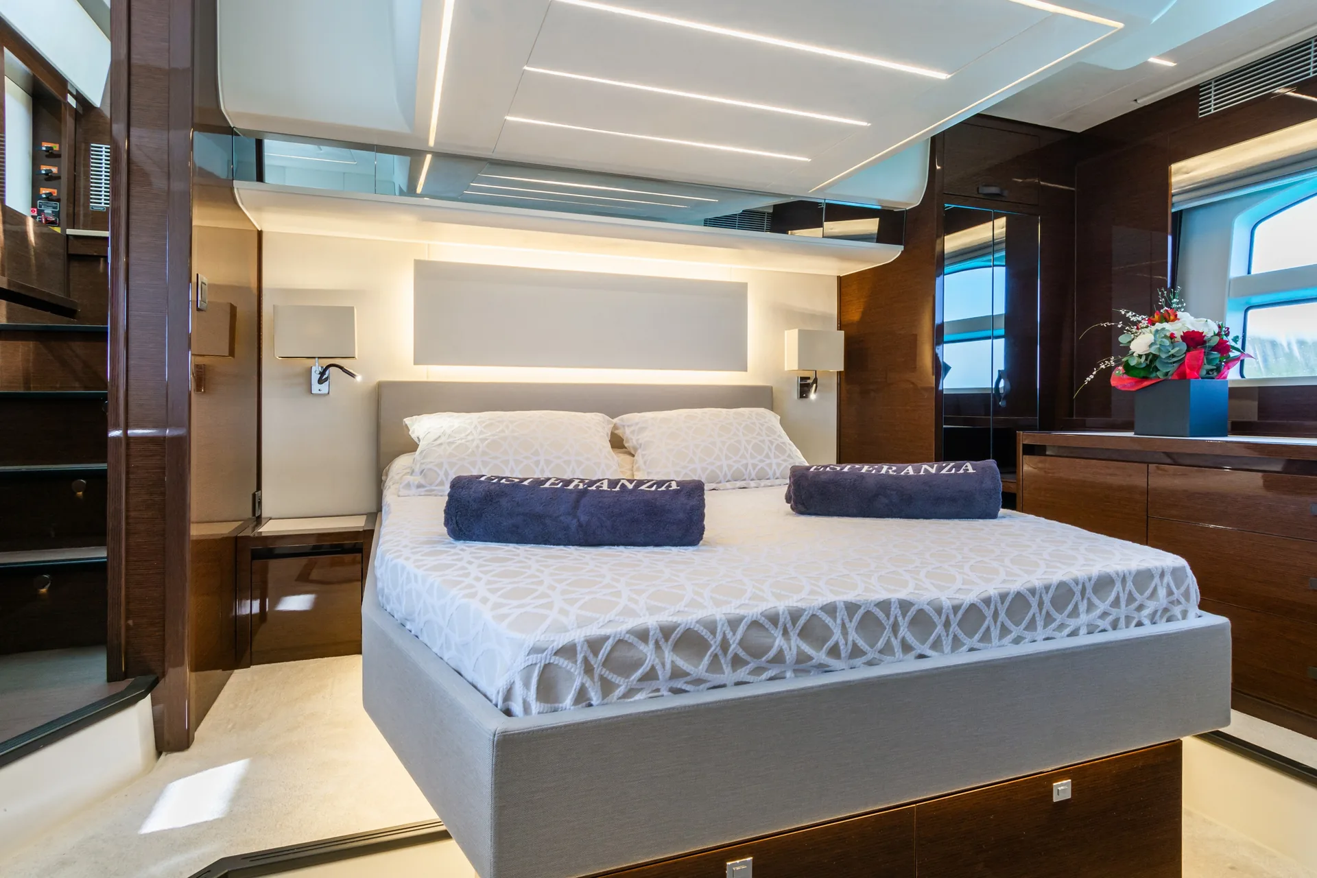Prestige 590 - yacht charter photo 9