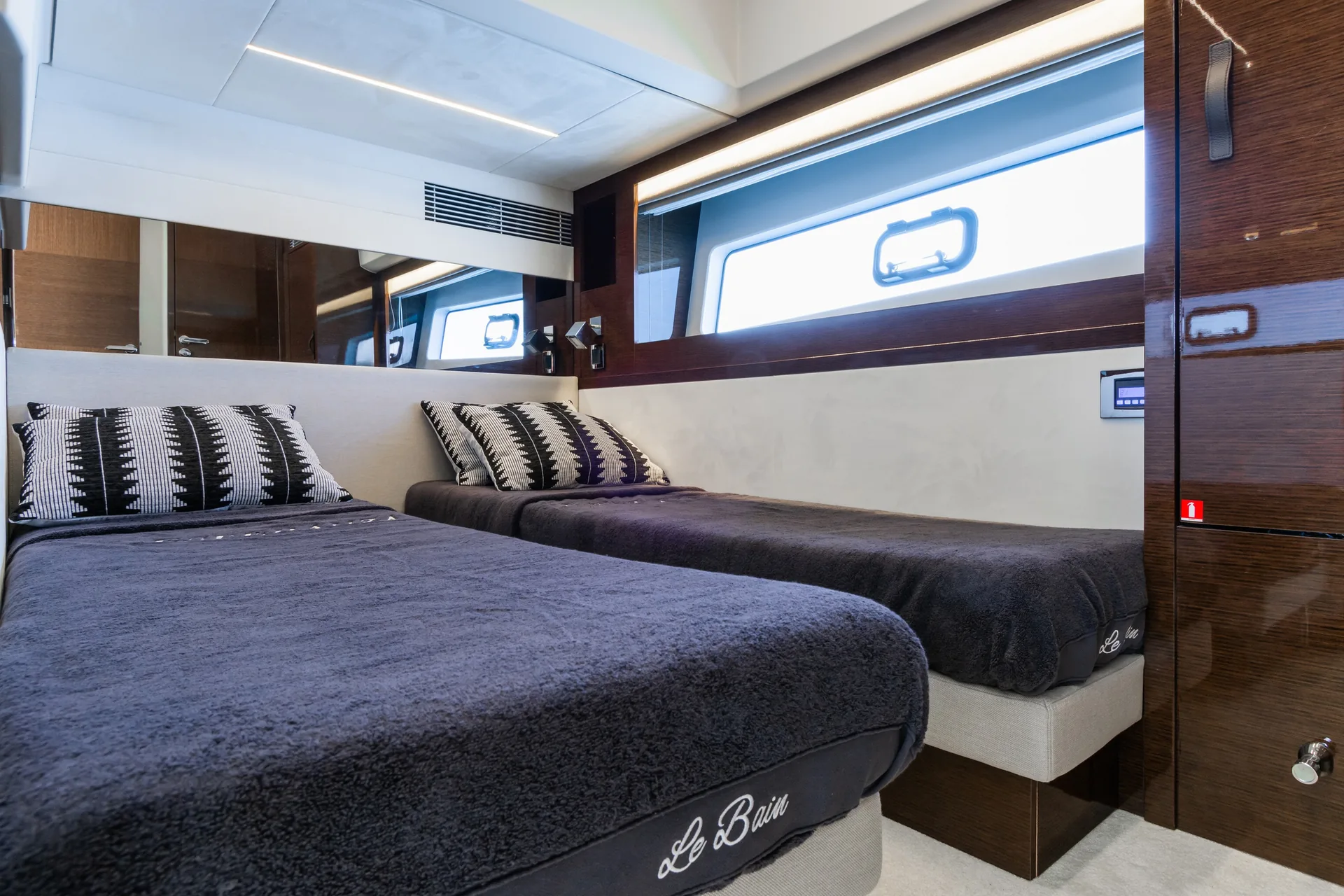 Prestige 590 - yacht charter photo 11