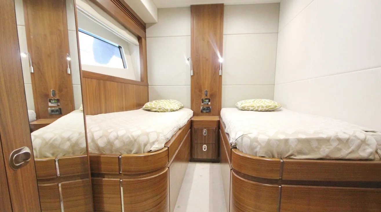 SUNSEEKER 75 - yacht charter photo 13