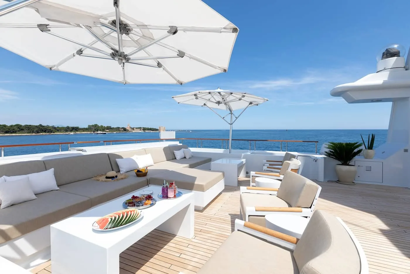 TREEHOUSE - yacht charter photo 12